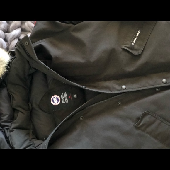 2020 Boys Large (14-16) Canada Goose Logan Parka. Currently priced online $850 - Picture 6 of 14
